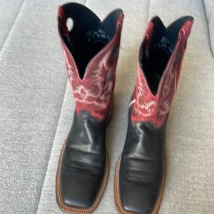 Just square toe cowboy boots 13D. Only wore about 5 times. Amazing color.